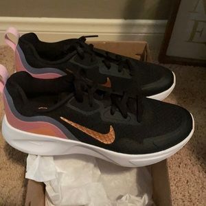 Women’s Nike shoes, brand new. Never worn.